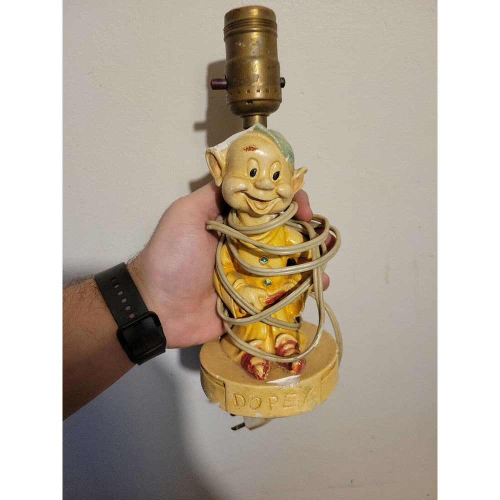 1938 DOPEY FIGURINE LAMP hat is broken
